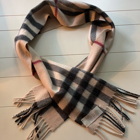 BURBERRY CLASSIC SCARF 🧣Authentic & like new - Picture 4 of 8